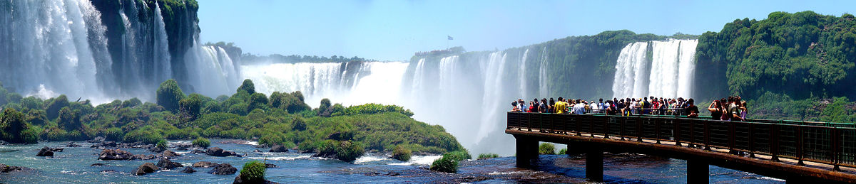 https://upload.wikimedia.org/wikipedia/commons/thumb/2/2c/Iguazu_D%C3%A9cembre_2007_-_Panorama_7.jpg/1200px-Iguazu_D%C3%A9cembre_2007_-_Panorama_7.jpg