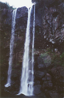 https://upload.wikimedia.org/wikipedia/commons/thumb/2/20/Jejudo_waterfall.jpg/220px-Jejudo_waterfall.jpg